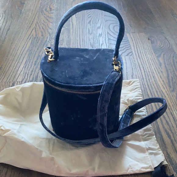 STAUD ‘vitti’ velvet bucket bag in navy blue - Picture 10 of 16